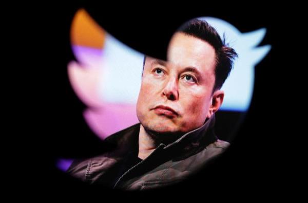 Elon Musk's photo is seen through a Twitter logo in this illustration taken October 28, 2022. REUTERS/Dado Ruvic/Illustration